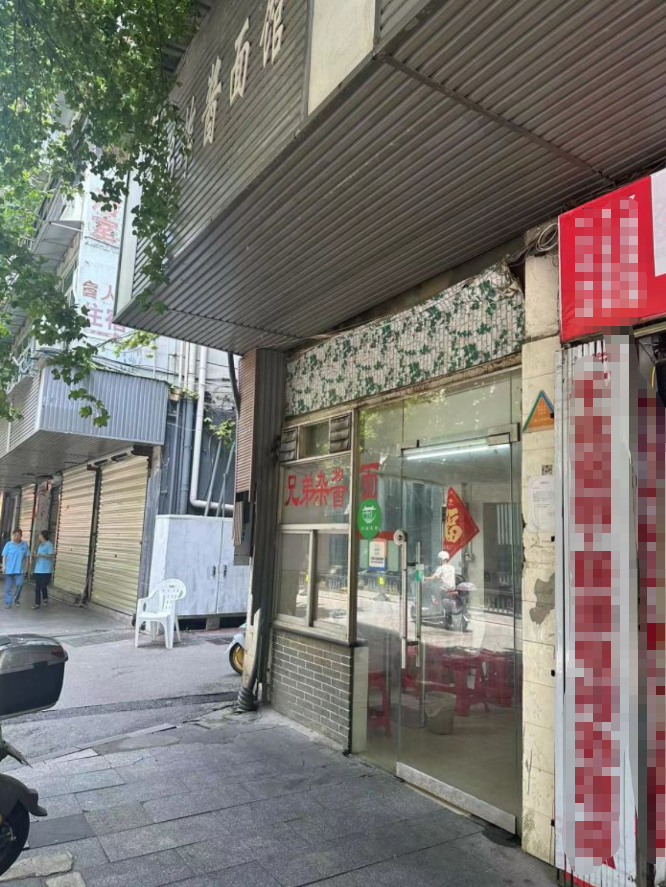 女子吃面用纸巾垫桌遭老板驱赶辱骂