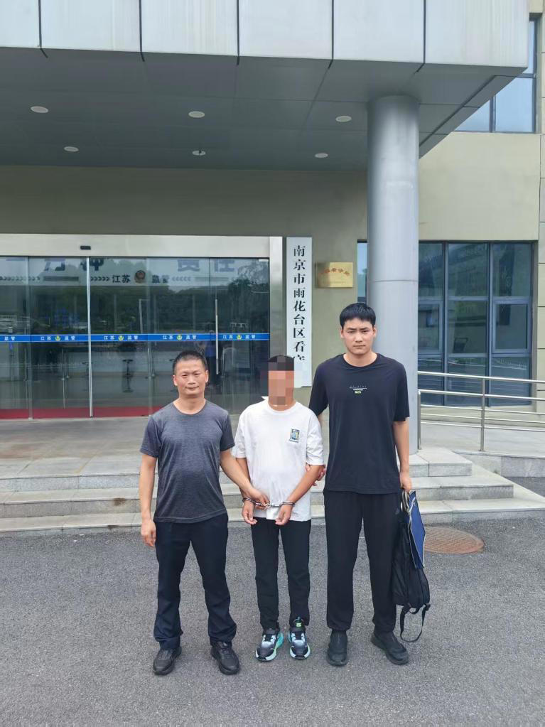 拍案｜含着烟头吃面！“碰瓷式维权”怎么治？